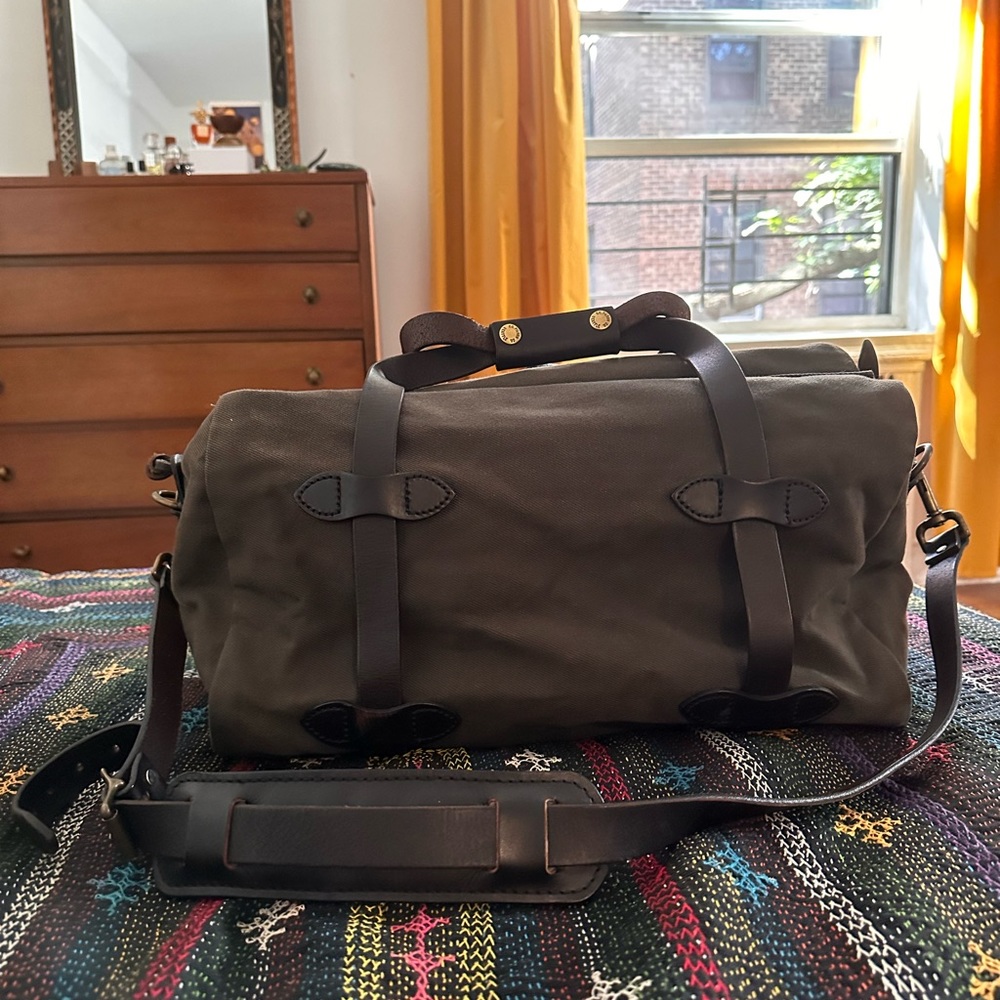 FILSON SMALL WEEKENDER BAG.